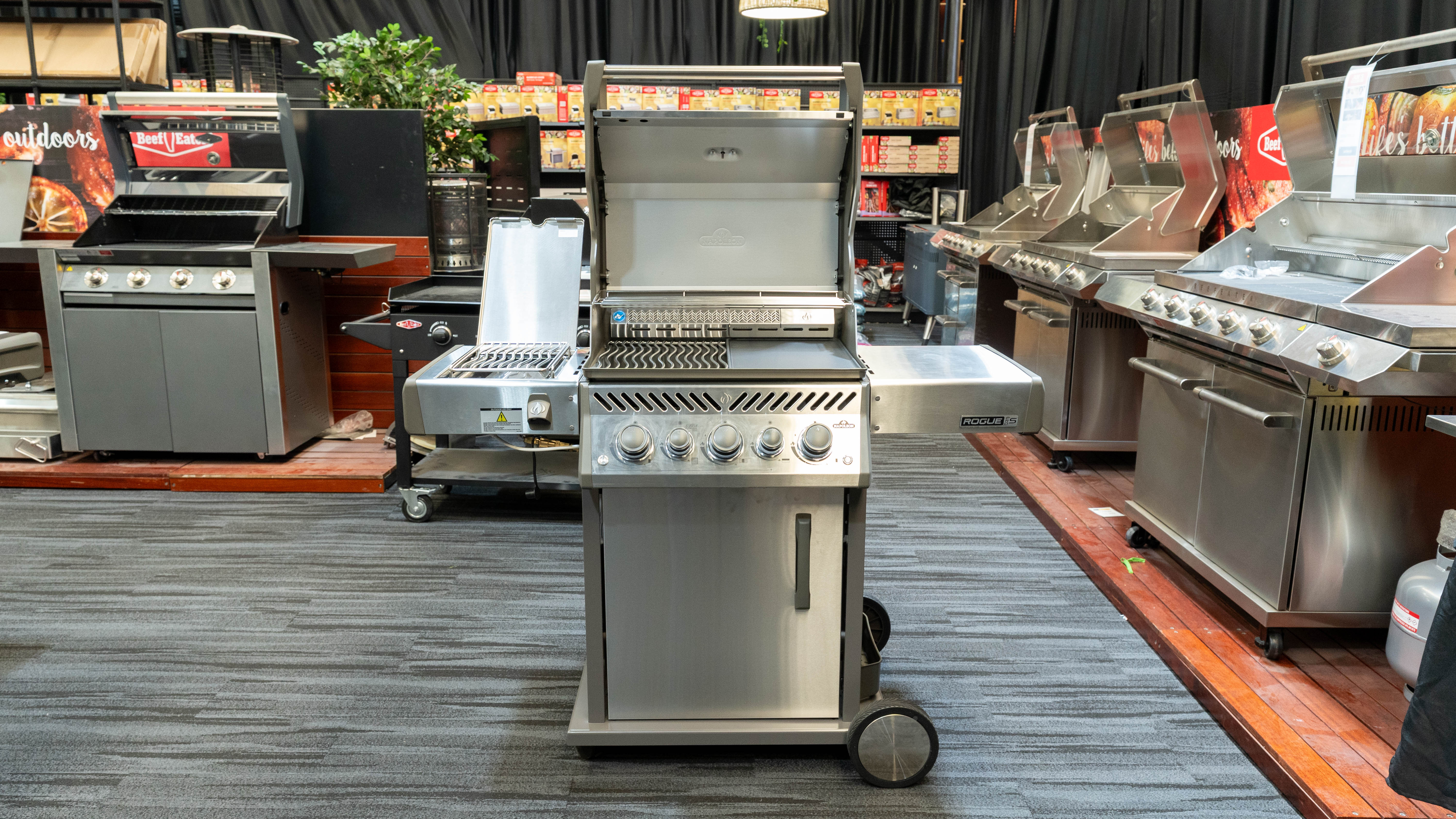 Napoleon Rogue Pro-S 425 SS 3 Burner BBQ with Infrared Sizzle Sideburner