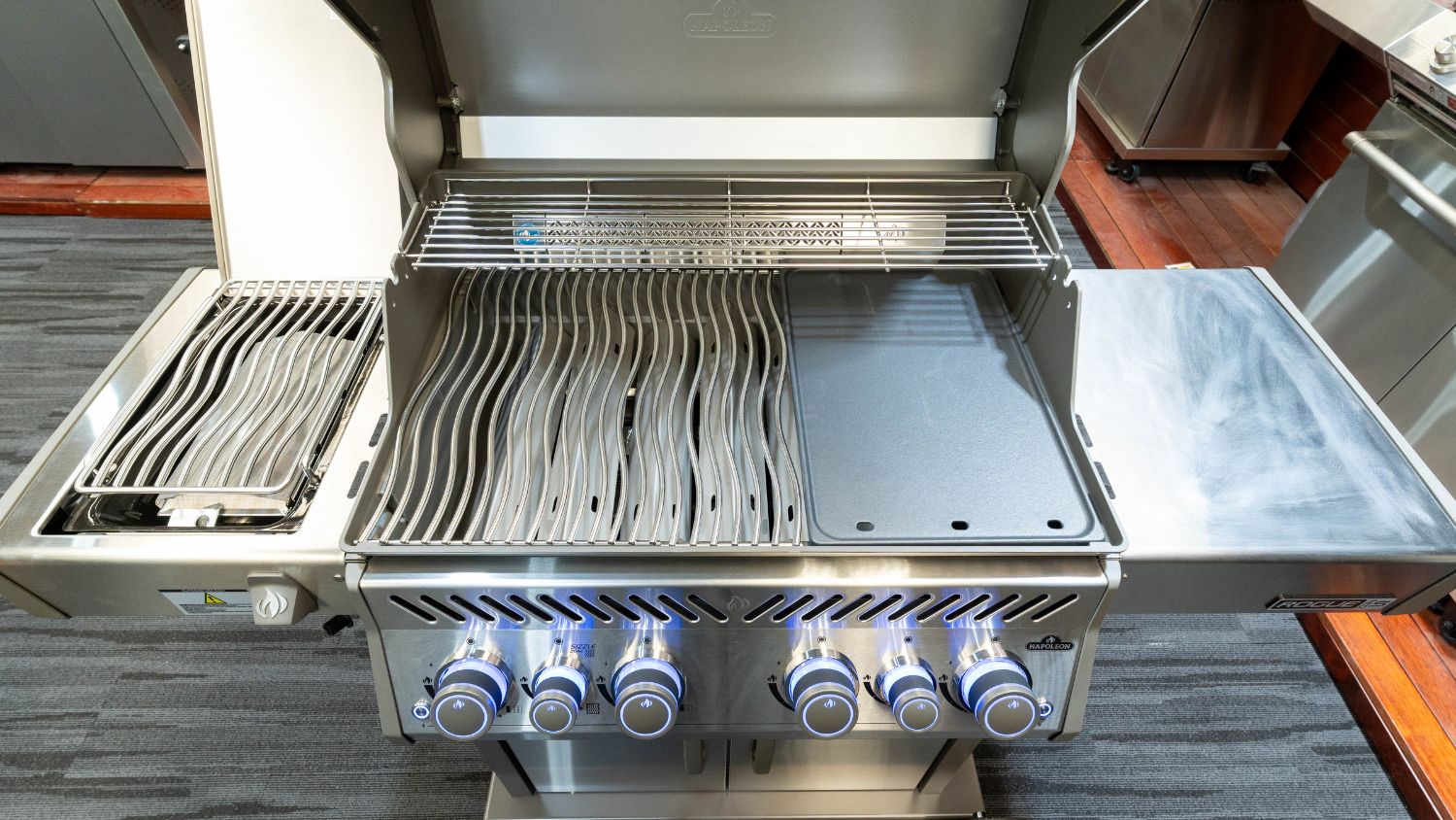 Napoleon Rogue Pro-S 525 SS 4 Burner BBQ with Infrared Sizzle Sideburner