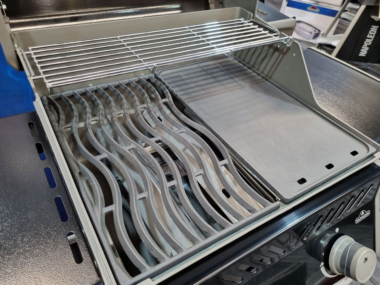 Napoleon Rogue 365 - 2 Burner BBQ