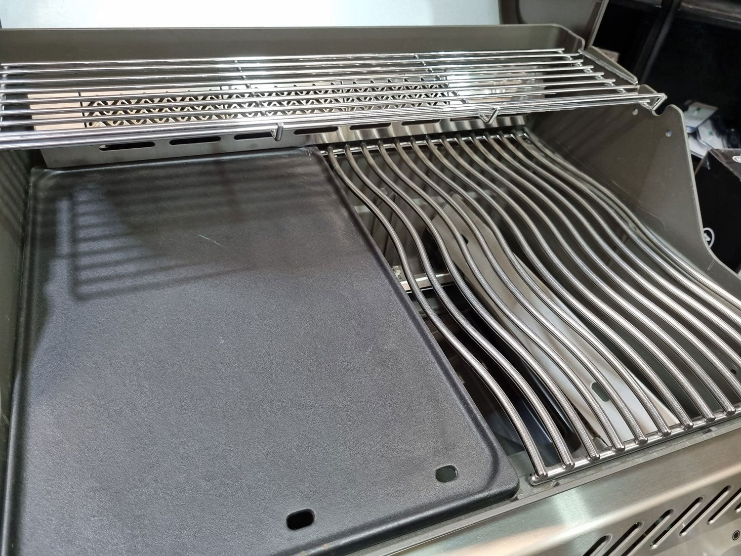 Napoleon Rogue SE 425 RSIB 3 Burner BBQ with Infrared Side and Rear Burners