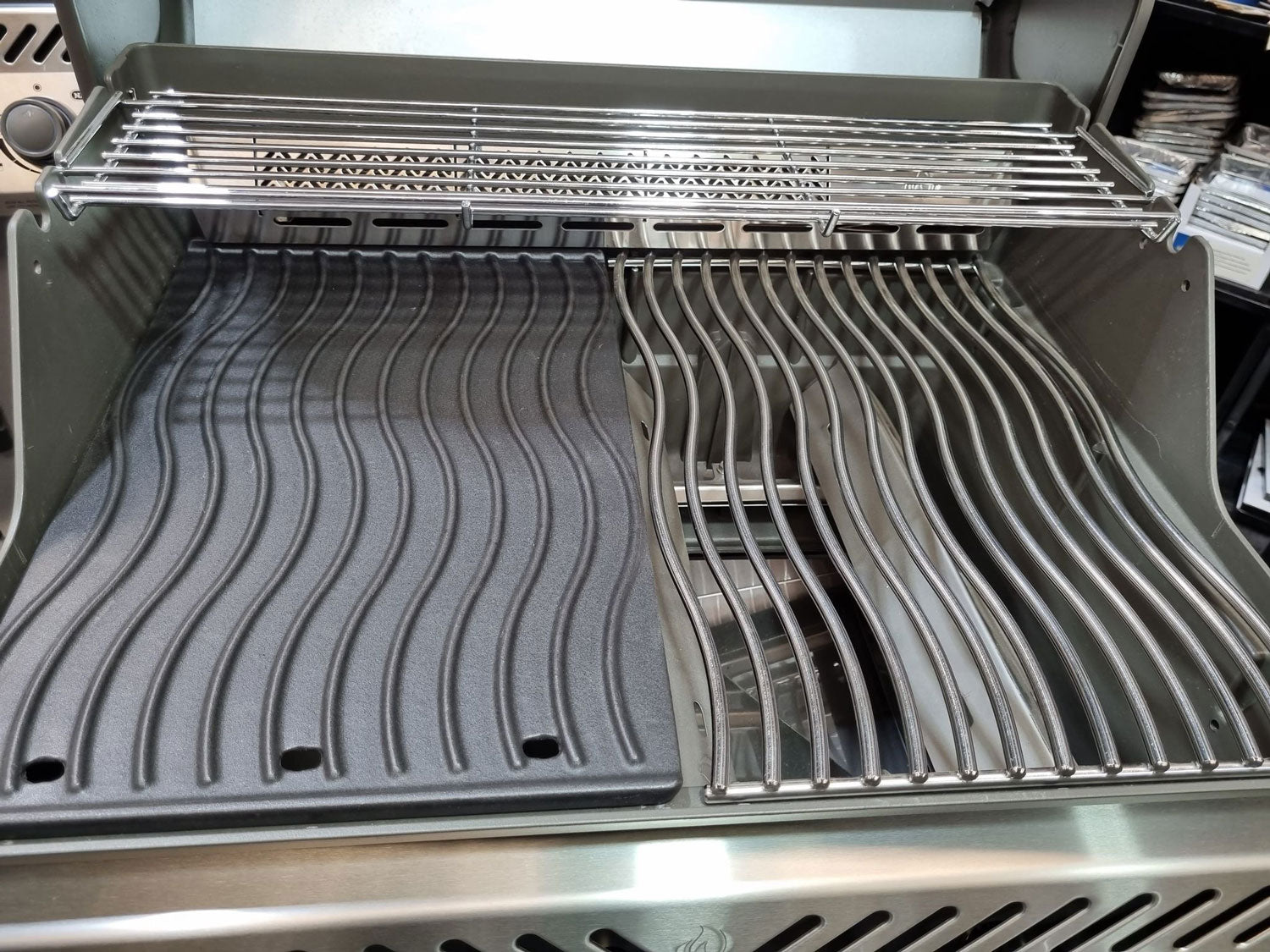 Napoleon Rogue RSE 425 3 Burner SS BBQ with Side Burner