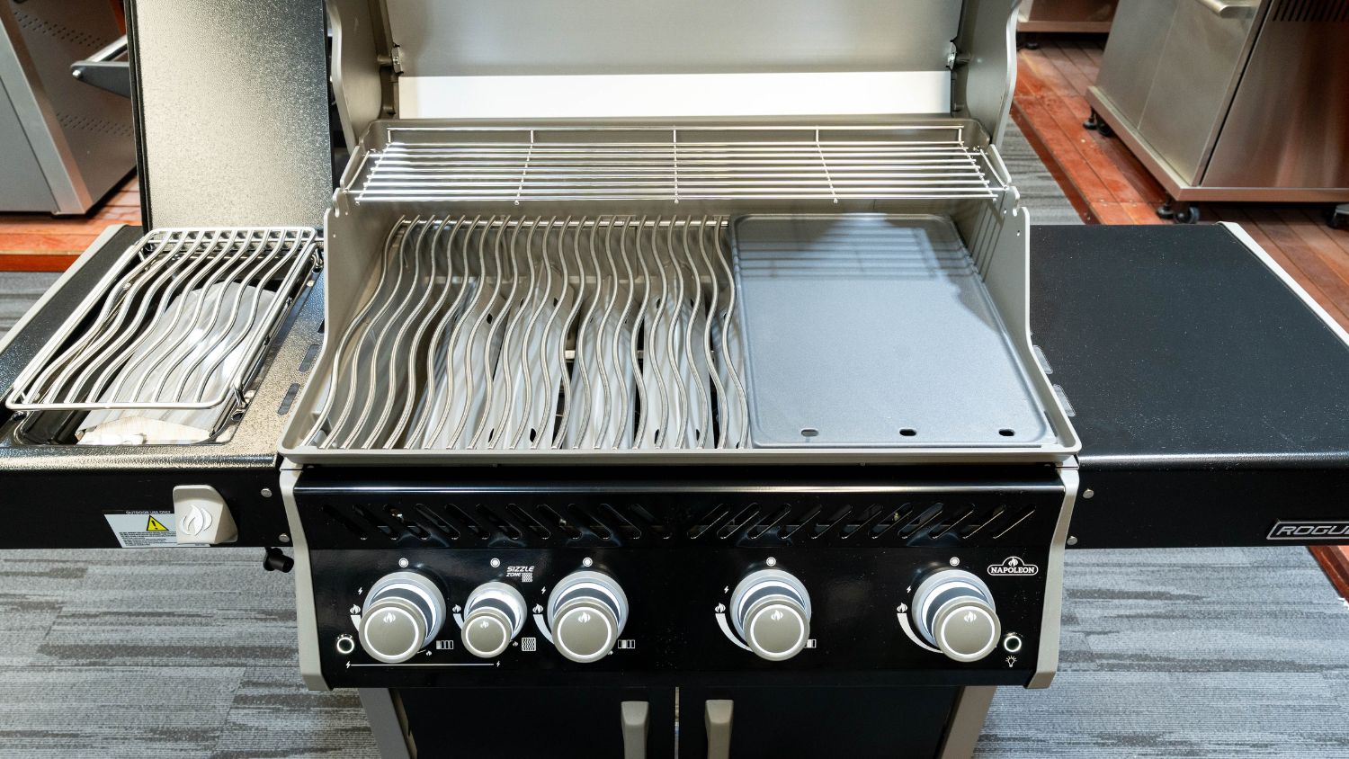 Napoleon Rogue Pro 525 Black 4 Burner BBQ with Infrared Sizzle Sideburner