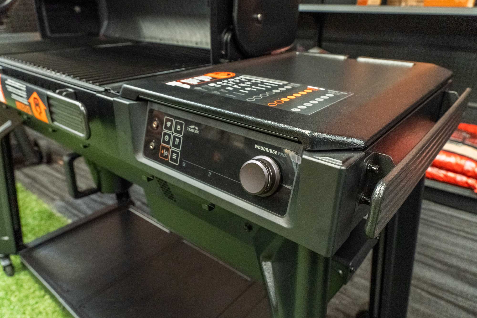 Traeger Woodridge Pro Pellet Grill & Smoker Starter Bundle