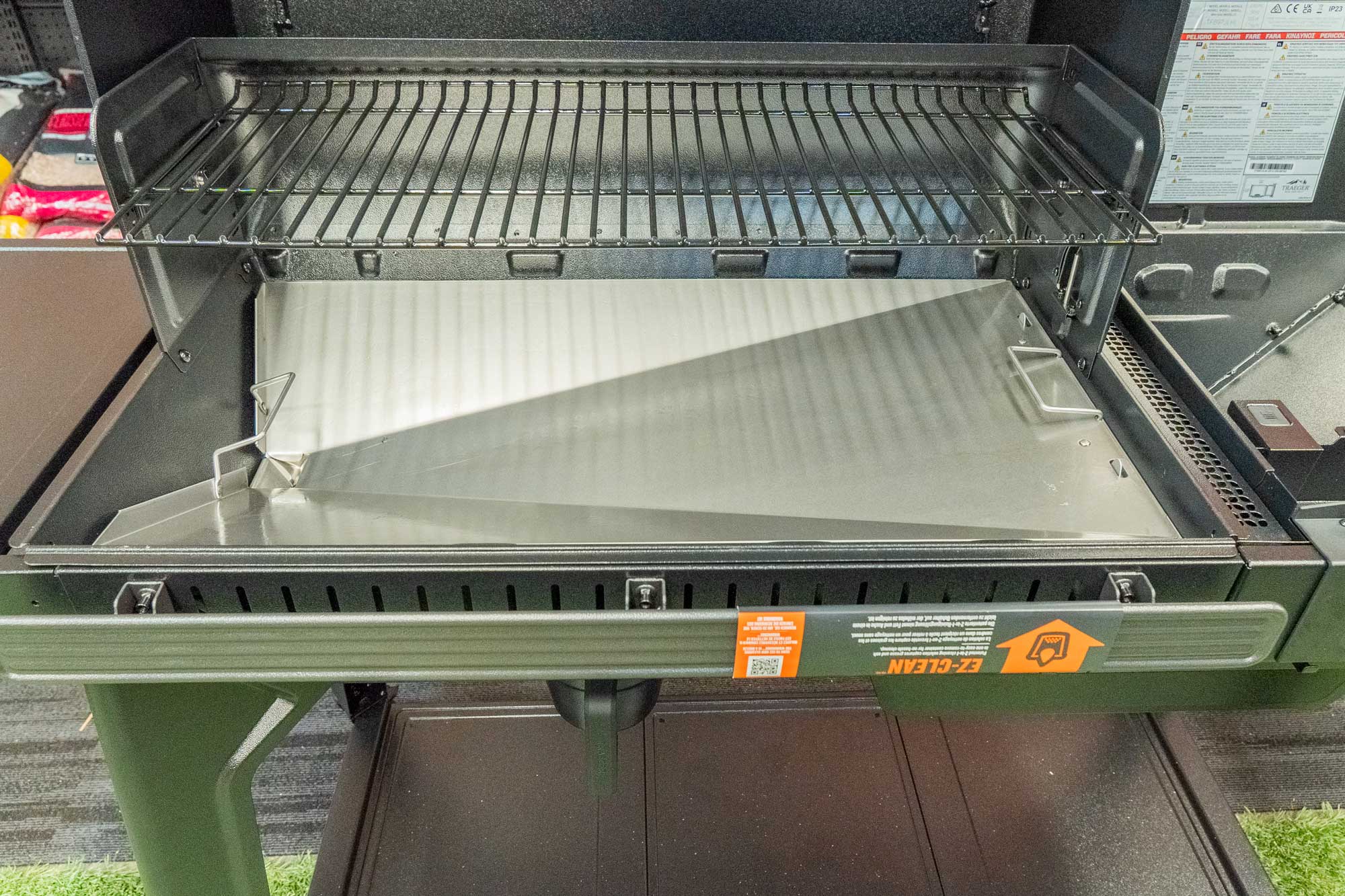 Traeger Woodridge Pro Pellet Grill & Smoker Starter Bundle