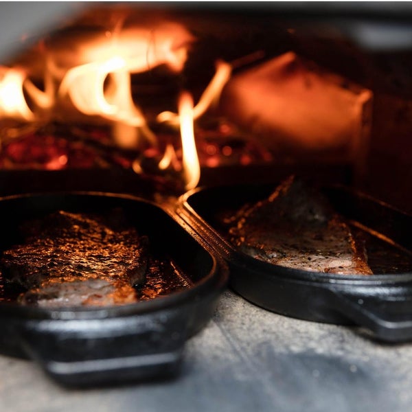 Ooni | Cast Iron Sizzler Pan w/ Removable Handle and Thick Wooden Trivet