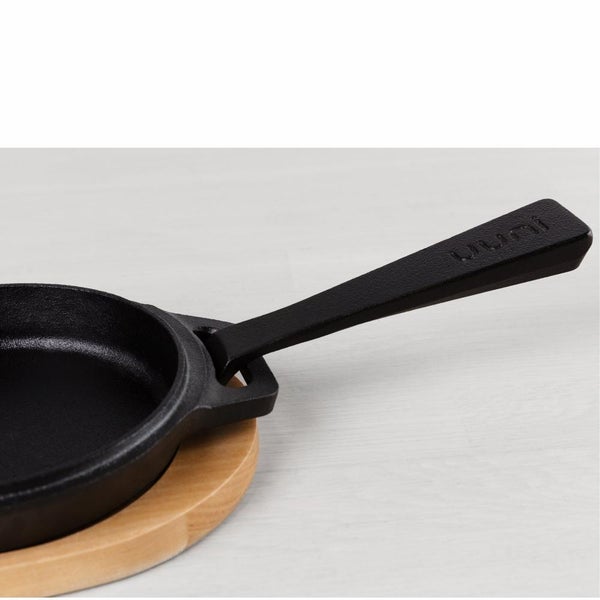 Ooni | Cast Iron Sizzler Pan w/ Removable Handle and Thick Wooden Trivet