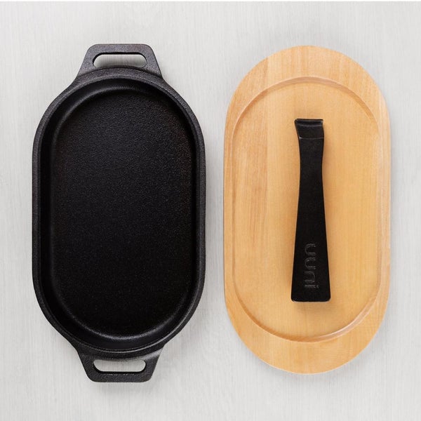 Ooni | Cast Iron Sizzler Pan w/ Removable Handle and Thick Wooden Trivet