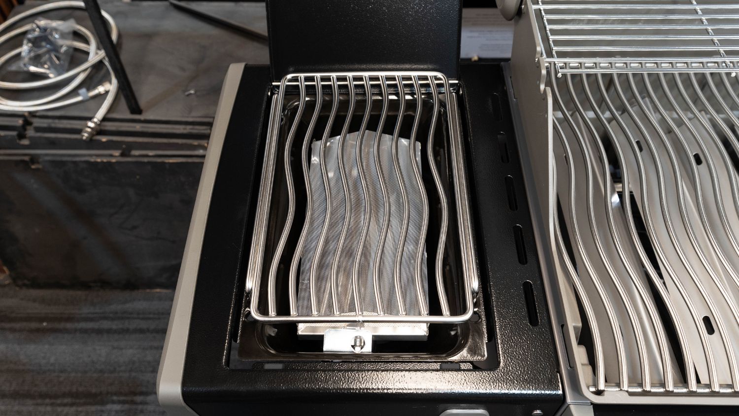 Napoleon Rogue Pro 525 Black 4 Burner BBQ with Infrared Sizzle Sideburner
