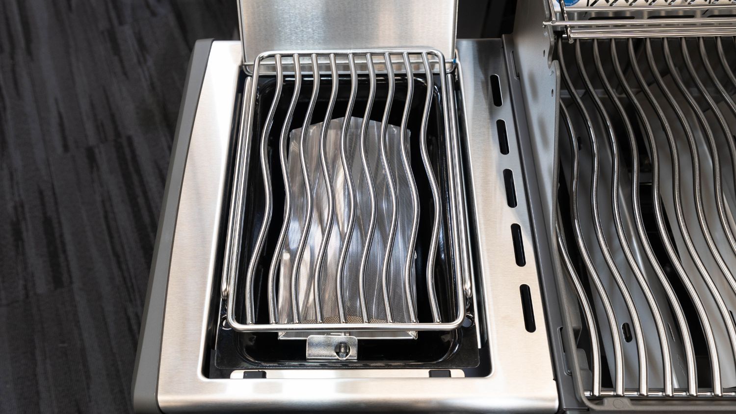 Napoleon Rogue Pro-S 625 SS 5 Burner BBQ with Infrared Sizzle Sideburner