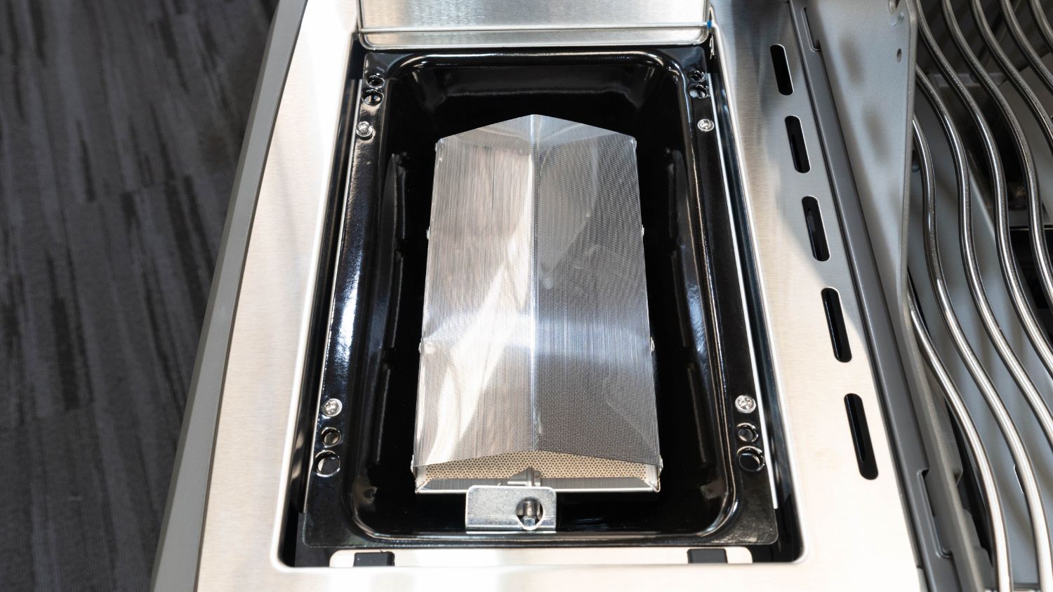 Napoleon Rogue Pro-S 625 SS 5 Burner BBQ with Infrared Sizzle Sideburner